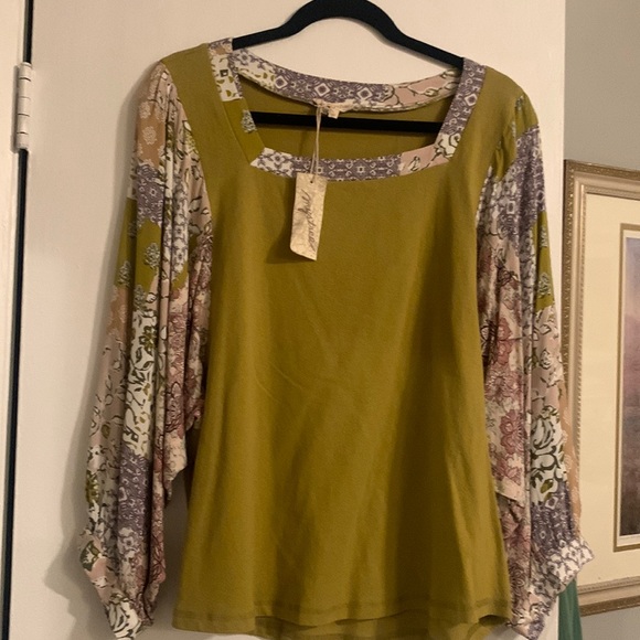 Mystree Tops - NWT Mystree Top with gorgeous Doman sleeves